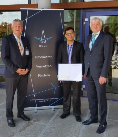 Parth Rawal, Fraunhofer IFAM, mit Prof. Dr.-Ing. Volker Gollnick, DGLR (li.), und Prof. Dr.-Ing. Wolfgang Hintze, TU Hamburg (re.), nach der Verleihung des MT Aerospace Innovationspreis 2018.