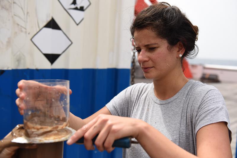 Senckenberg-Wissenschaftlerin Lidia Lins bei der Untersuchung auf dem Forschungsschiff. 