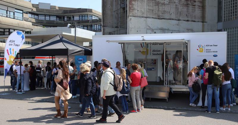 Das Interesse der Mitarbeiterinnen und Mitarbeiter am ASH-Mobil war groß. Besonders zur Mittagszeit waren die Lernstationen sehr gut besucht.