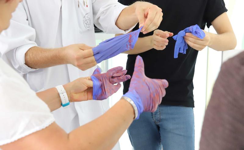 Beim Ausziehen eines Schutzhandschuhs ist Vorsicht geboten, denn Krankheiterreger können hierbei sehr leicht auf die Hände übertragen werden. 
