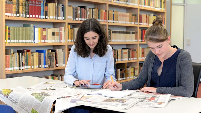 Die Studentinnen Johanne Mayer und Anna Diederichs haben mitgeholfen 18.000 Artikel aus Lokalzeitungen zu analysieren.