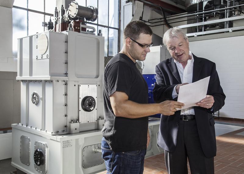 Professor Horst Harndorf (r.) und der wissenschaftliche Mitarbeiter Björn Henke verständigen sich über die Entwicklung der Großmotorenforschung von morgen.