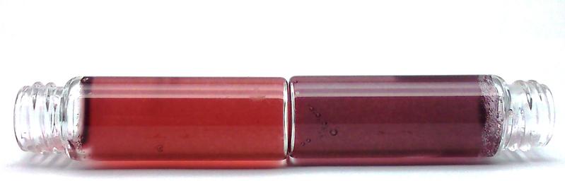 Bei höherer Temperatur (links) verteilen sich die Nanopartikel in den Tröpfchen  - das Material ist rubinrot; bei niedriger Temperatur (rechts) ballen sich zusammen – das Material wird Grau-Violett.