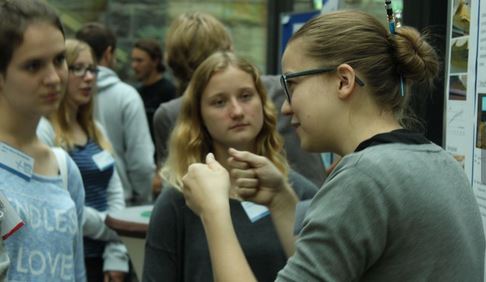 Schülerinnen und Schüler können am 22. September 2018 in Braunschweig ihre eigene Forschung vorstellen und hautnah die Atmosphäre einer wissenschaftlichen Fachtagung erleben.