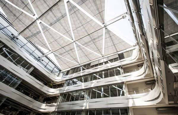 Das Kollegiengebäude Mathematik am Campus Süd des KIT gilt als ein energetisch vorbildlich saniertes Gebäude. Im Jahr 2016 wurde es mit dem Deutschen Hochschulbaupreis ausgezeichnet.