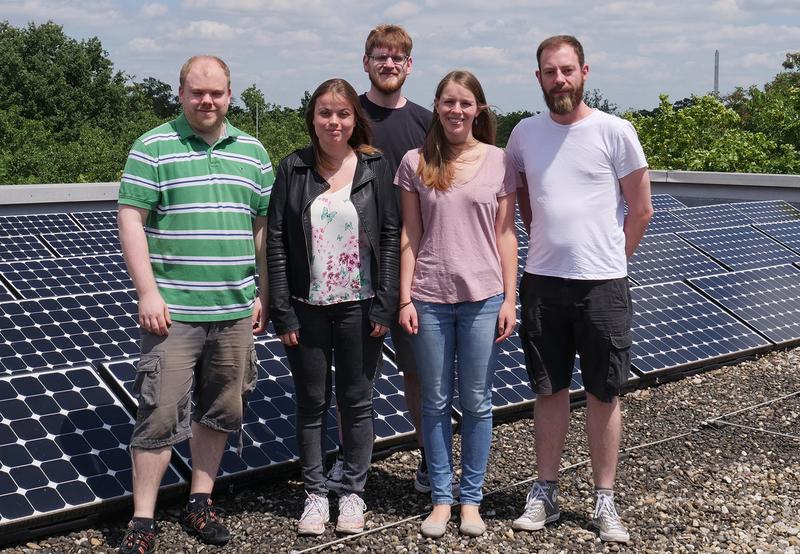 Die Existenzgründer Timm Czarnecki (v. l.), Pascal Ruisinger und Richard Brace, die sich in ihrem Start-up BRC Solar GmbH mit den Studentinnen Lea Gertis und Tamara Hoff personell verstärken konnten