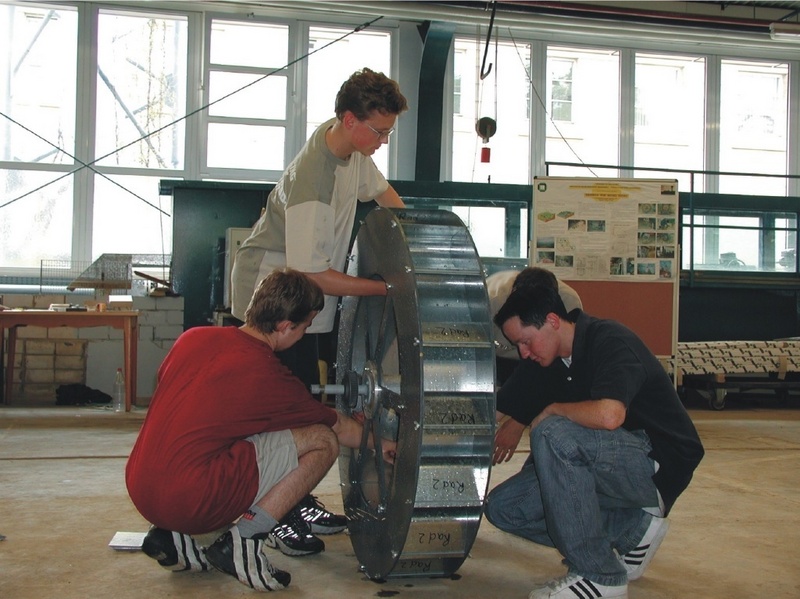 Schülerinnen und Schüler bauen selbstständig ein Wasserrad. Foto: Boris Lehmann