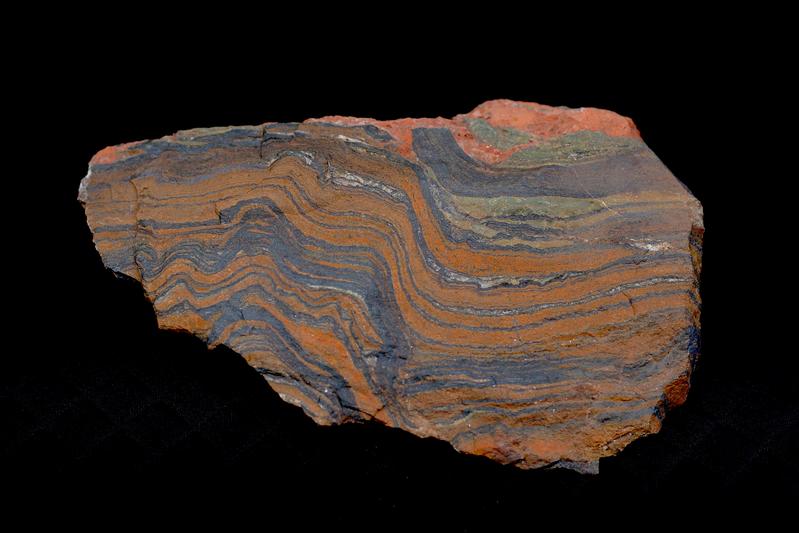 Gebändertes Eisenerz aus der Kuruman-Formation, Südafrika, das vor über 2500 Millionen Jahren am Meeresboden abgelagert wurde.