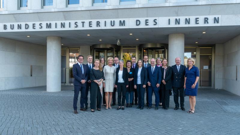 Die 16 Mitglieder der Datenethikkommission bei der Auftaktsitzung in Berlin, darunter Prof. Dr. Sabine Sachweh von der FH Dortmund (dritte von rechts). 