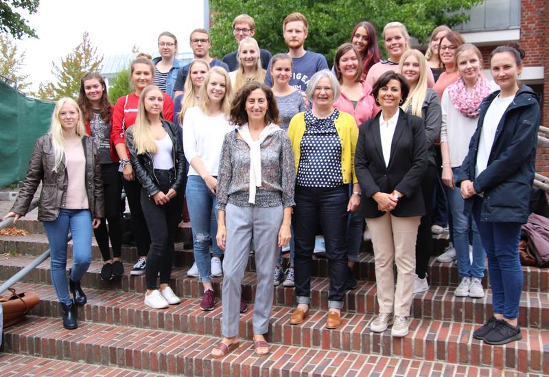 Sara Palacio Ochoa (v., 4.v.r.), María Victoria López Pérez (v., 2.v.r.) und Christiane Drave (v., 3.v.r.) mit den Teilnehmer_innen der Sommersprachschule.