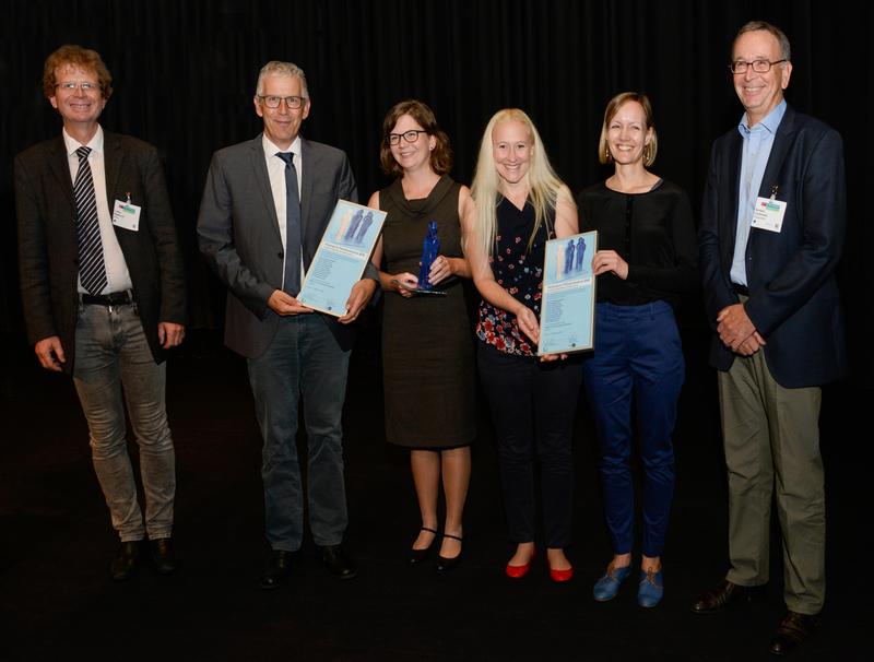 DGP-Präsident Prof.Dr. Lukas Radbruch gratuliert Prof. Dr. Christoph Ostgathe, Dr. Maria Heckel, PD Dr. Stephanie Stiel & Dr. Franziska Herbst mit Jurypräsident Prof.Dr. Norbert Frickhofen (v.l.n.r.)