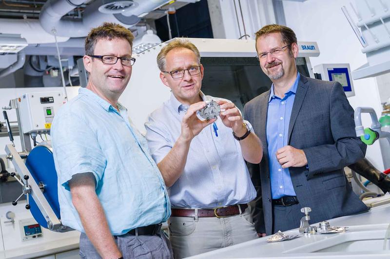 Forschen gemeinsam an der Zukunftstechnologie Ultrakondensatoren: Prof. Dr. Ralf Rogler, Prof. Jörg Feller und Thomas Hucke (CTO Skeleton Technologies) (v.l.n.r.)