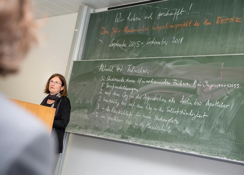 Professorin Thusnelda Tivig, Leiterin des Akademischen Integrationsprojektes an der Universität Rostock während Ihrer Festrede.