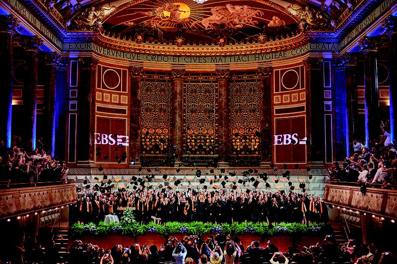Akademische Tradition: EBS Absolventen werfen bei der feierlichen Graduierungszeremonie ihren Hut.
