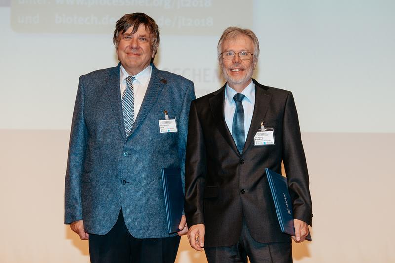 Wolfgang Arlt (l.) und Wolfgang Peukert werden mit den ProcessNet-Medaillen geehrt