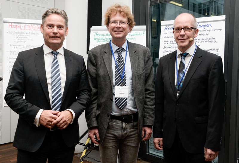 Der Parlamentarische Staatssekretär im Bundesministerium für Familie, Senioren, Frauen und Jugend, Stefan Zierke, mit DGP-Präsident Prof. Dr. Lukas Radbruch und Geschäftsführer Heiner Melching (vlnr)