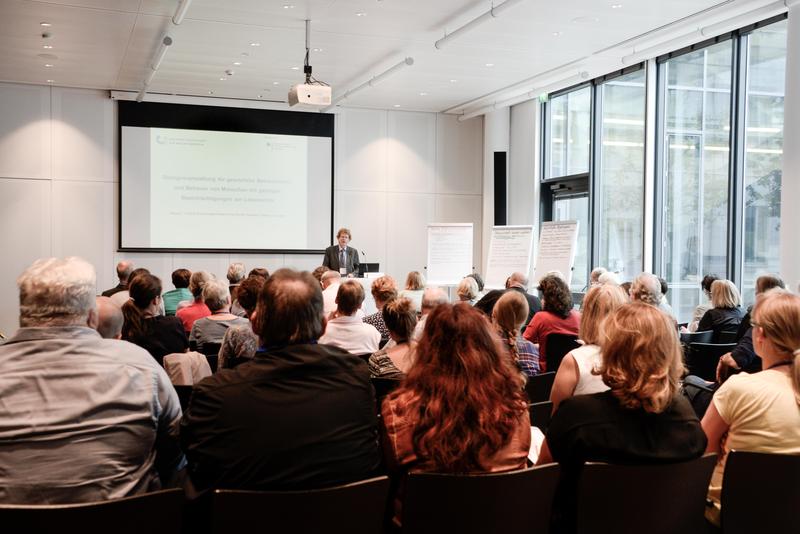 Spürbares Interesse fand die Veranstaltung auf Einladung der DGP, deren Präsident Prof. Dr. Lukas Radbruch die gesetzlichen Betreuerinnen und Betreuer in Berlin begrüßte. 