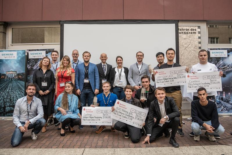 Die Gewinner-Teams des ersten Make It Lean Contest des Startup Incubator Berlin mit dem Präsidenten der HWR Berlin, Prof. Dr. Andreas Zaby (Bildmitte)