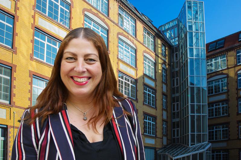 Campusleiterin Sandra Hermanski vor dem MedienCampus Berlin