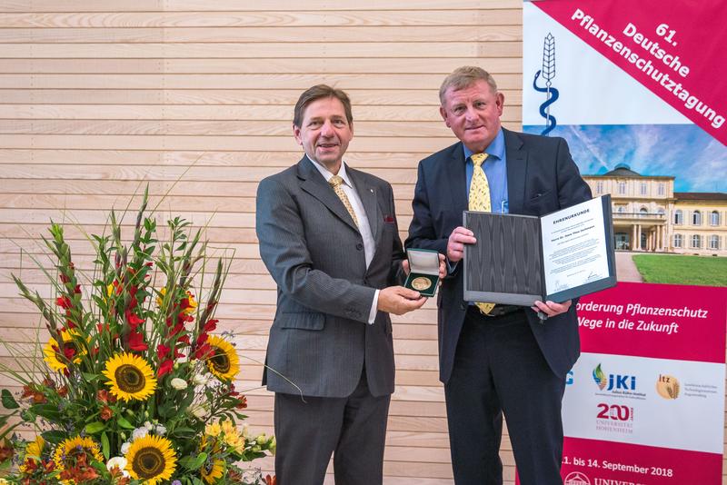 Dr. Hans Theo Jachmann (re) erhält die Otto-Appel-Denkmünze während 61. Deutschen Pflanzenschutztagung (li: Dr. Georg F. Backhaus, Schirmherr der Stiftung)