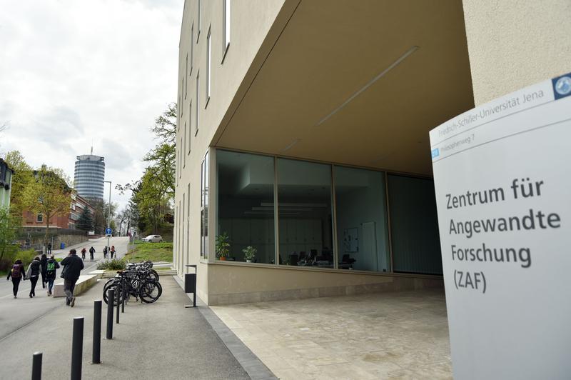 Das Zentrum für Angewandte Forschung der Universität Jena lädt am 22. September im Rahmen des „Tages der offenen Tür der Chemie“ Besucherinnen und Besucher ein.