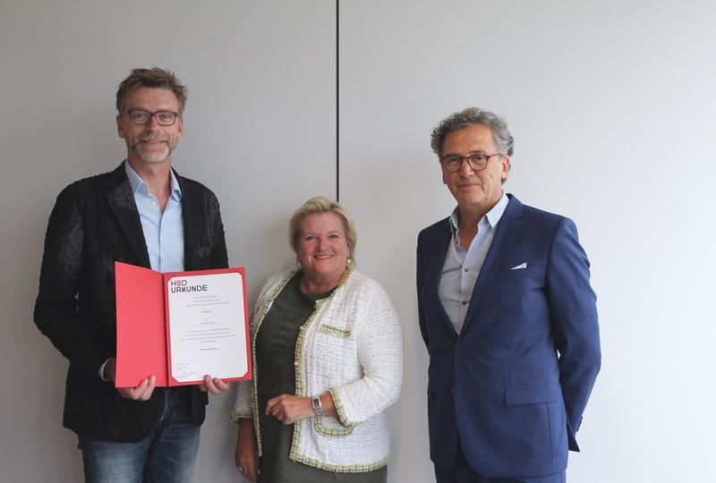 HSD-Präsidentin Prof. Dr. Brigitte Grass überreichte gemeinsam mit dem Dekan des Fachbereichs Architektur, Prof. Juan Pablo Molestina (re.), Thomas Fenner die Ernennungsurkunde zum Honorarprofessor. 