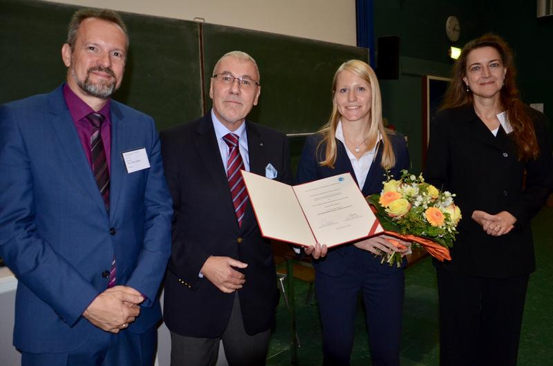 DGG-Kongresspräsident Prof. Hans Jürgen Heppner, Prof. Gerald Kolb, Vorsitzender des Preiskomitees, Preisträgerin Eva-Luisa Schnabel, DGGG-Kongresspräsidentin Prof. Ursula Müller-Werdan (von links)