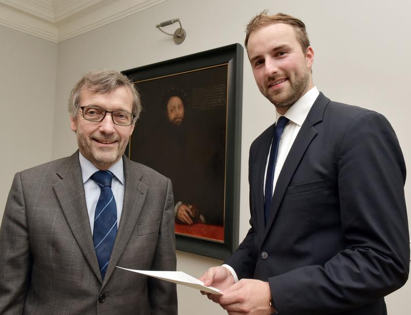 Der Präsident der Uni Jena, Prof. Dr. Walter Rosenthal (l.), überreicht Juniorprofessor Dr. Matthias Menter die Ernennungsurkunde. 