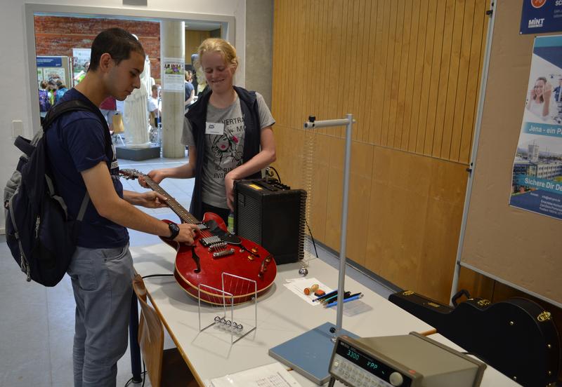 Karina Maria Rother, Studentin der Elektrotechnik im 5. Semester, zeigt einem Schüler die Einsatzmöglichkeiten ihres Studiums