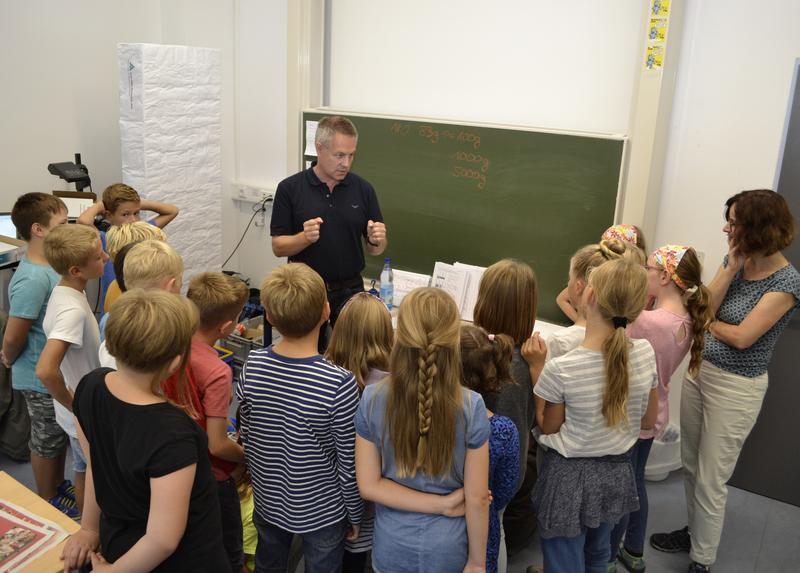  Prof. Dr. Martin Garzke, Dekan des Fachbereichs Maschinenbau der EAH, brachte verschiedene Experimente für die Schulklassen mit