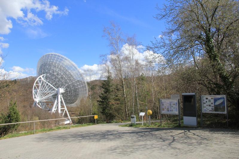 Besucherpavillon des Radioteleskops: Station “Sonne” des Planetenwegs mit insgesamt 11 Stationen: Sonne, acht Planeten, Zwergplanet Pluto und der Nachbarstern Sirius als transatlantische Erweiterung.