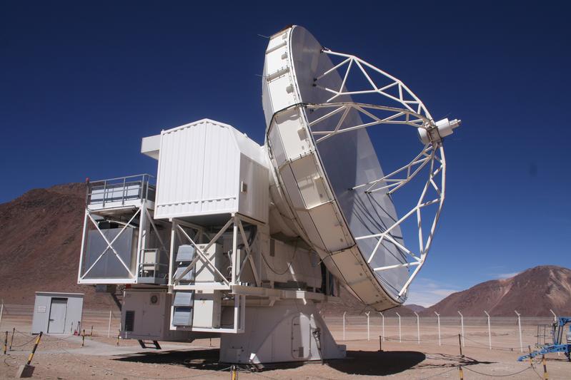 Atacama Pathfinder Experiment in 5100 m Höhe. 11.000 km Luftlinie zwischen APEX und dem 100-m-Radioteleskop Effelsberg entsprechen dem Abstand von Sirius im Maßstab des Effelsberger Planetenwegs.