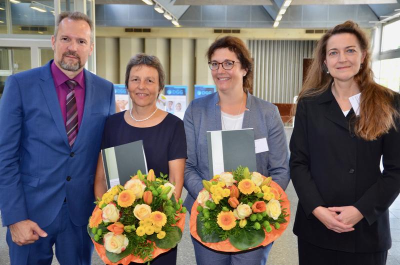 Von links: Professor Hans Jürgen Heppner, Preisträgerin Professorin Dorothee Volkert, Preisträgerin Dr. Katrin Singler, Professorin Dr. Ursula Müller-Werdan