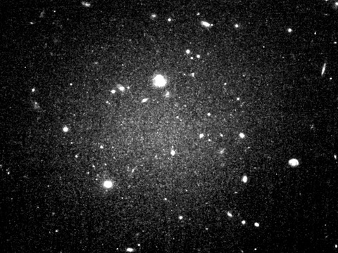 Die Zwerg-Galaxie NGC1052-DF2 - gesehen durch das Hubble Weltraumteleskop. 