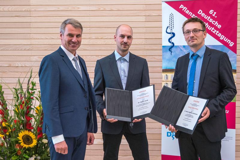 Julius-Kühn-Preisträger 2018: Dr. Mario Schumann (re), Dr. Stefan Jacob (Mitte) mit Dr. Gerd Stammler, dem 2. Vorsitzenden der Deutschen Phytomedizinischen Gesellschaft (DPG)
