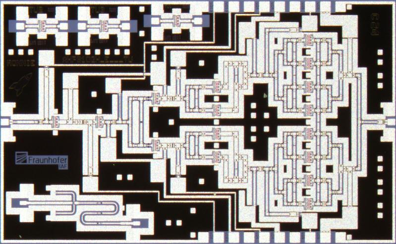 Der E-Band-Verstärkerchip, wie er am Fraunhofer IAF entwickelt wird, ist nur 4 x 2,5 mm² groß. 