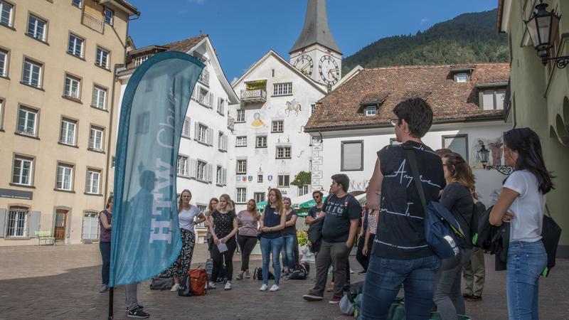 In kleinen Gruppen entdecken die grösstenteils auswärtigen Neustudierenden die Angebote der Fachhochschule in Graubünden in der Churer Altstadt.