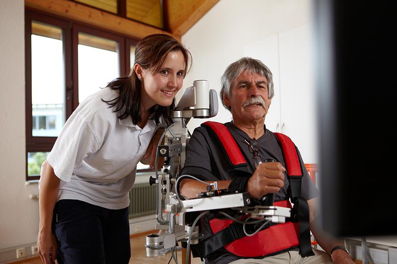 Patient beim Armtraining (Beispielbild)