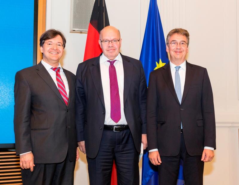 Bundeswirtschaftsminister Peter Altmaier (Mitte) mit AiF-Präsident Prof. Sebastian Bauer (lks) und Andreas Mundt, Präsident des Bundeskartellamtes (re)
