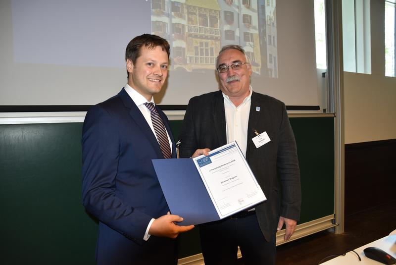 Dieter Buchheidt, Vorsitzender der Deutschsprachigen Mykologischen Gesellschaft, überreicht die Urkunde des mit 5.000 Euro dotierten Forschungsförderpreises an den Preisträger 2018, Johannes Wagener.