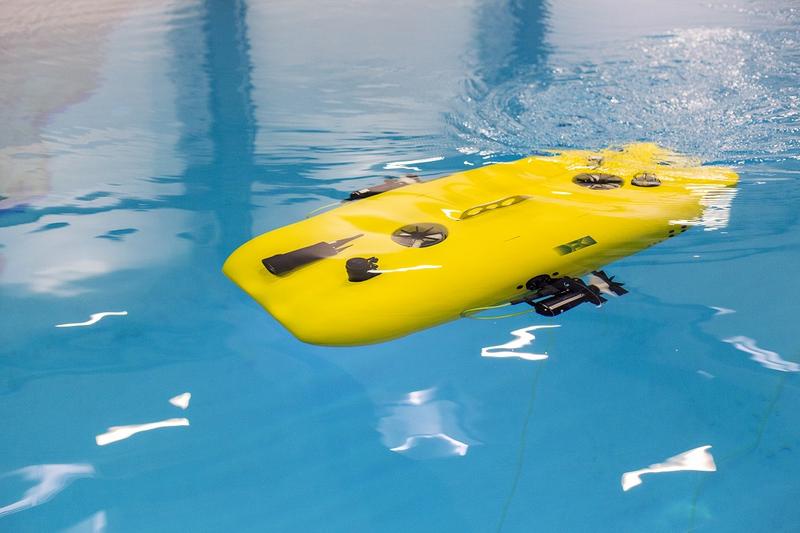 Das am DFKI Robotics Innovation Center entwickelte autonome Unterwasserfahrzeug (AUV) "Dagon" im großen Salzwasserbecken der Maritimen Explorationshalle des DFKI in Bremen.