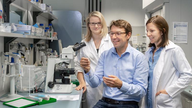Prof. Dirk Haller discovered that it is not cell stress alone that leads to tumour growth, but the cooperation of stress and microbiota - here with Sandra Bierwirth (left) and Olivia Coleman. 