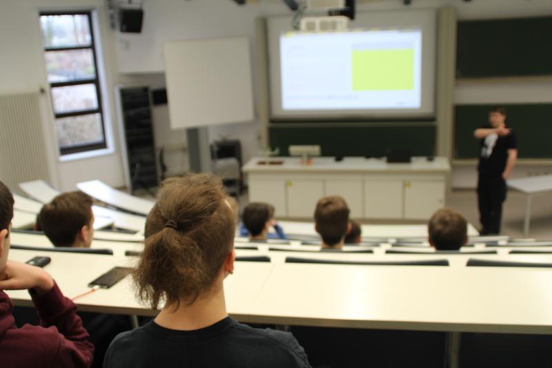 Teilnehmerinnen und Teilnehmer im ersten Kurs der SchülerUni an der FH Wedel