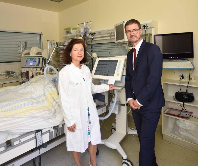 Prof. Thea Koch (links), Direktorin der Klinik für Anästhesiologie und Intensivtherapie des Uniklinikums verantwortet gemeinsam mit Dr. Ulf Bodechtel von der Klinik Bavaria 