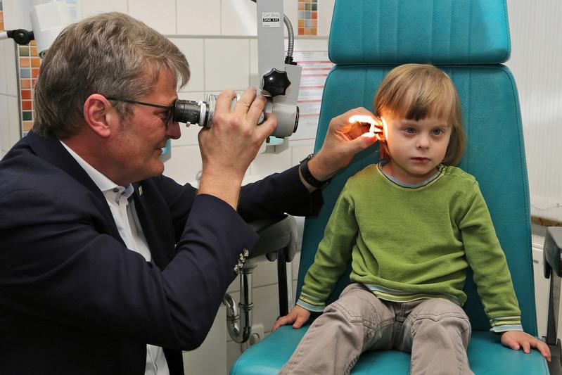 Bisher wird das Hören bei Kindern bis zum Schuleintritt viel zu selten untersucht, findet Prof. Dr. med. Karsten Plotz, Professur für HNO-Heilkunde an der Jade Hochschule.