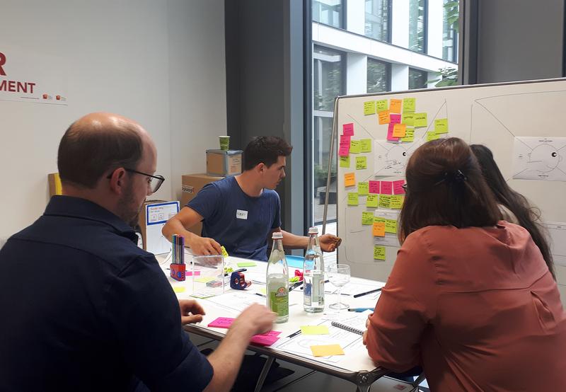 Workshop im „FIT-Lab“ der OTH Regensburg: Die Teilnehmenden der „Design Thinking Days“  entwickelten Prototypen ihrer Ideen und testeten diese an Regensburger Bürgern. 