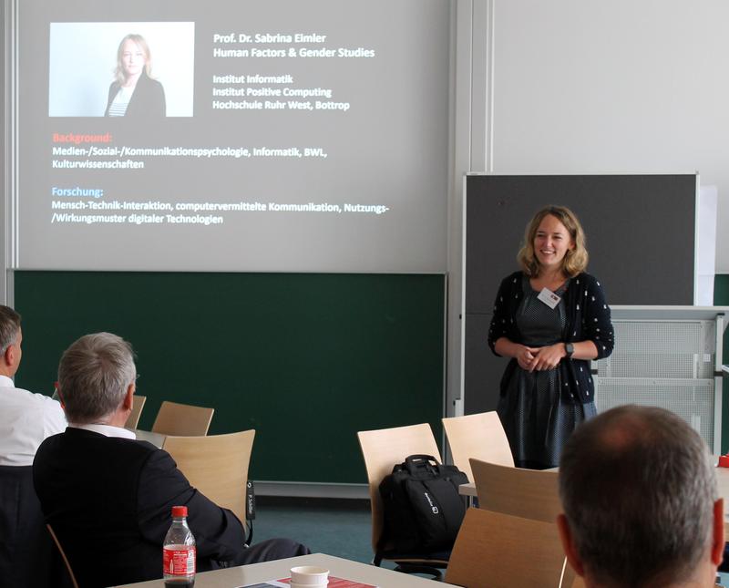 Professorin Sabrina Eimler zum Thema Positive Computing bei der Jahrestagung der Hochschulkanzler*innen in Wolfsburg