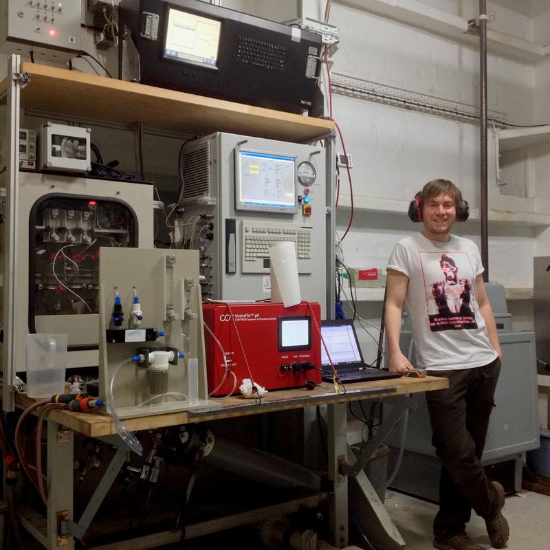 The optical pH measurement method adapted for brackish waters, including a market-ready device ("red box"), was thoroughly field-tested by IOW scientist Jens Müller - here on board the ferry Finnmaid.