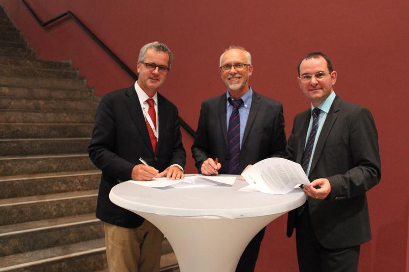 Hogrefe Publishing Group CEO Dr. G.-Jürgen Hogrefe, DGPs President Prof. Dr. Conny H. Antoni and ZPID Director Prof. Dr. Michael Bosnjak (from left to right)