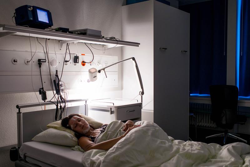 Im Schlaflabor des Universitären Schlaf-Wach-Epilepsie-Zentrums (SWEZ) am Inselspital Bern werden Störungen des Schlafes, der Wachheit und des Bewusstseins erforscht und behandelt.
